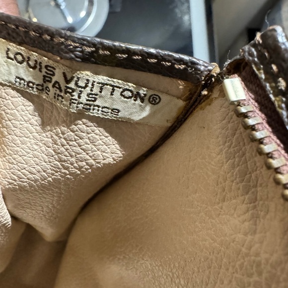 Louis Vuitton monogram toiletry pouch - Picture 4 of 5